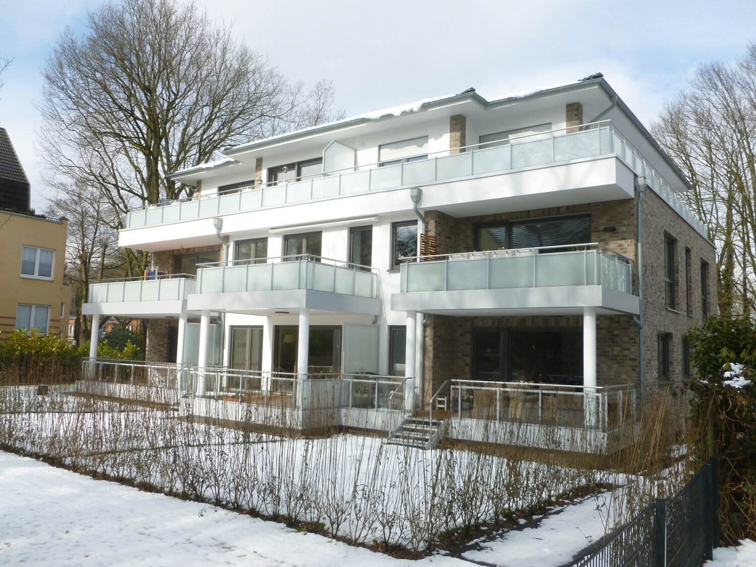 Wiesenredder 84 – Fertiges Gebäude – Balkon- und Gartenseite